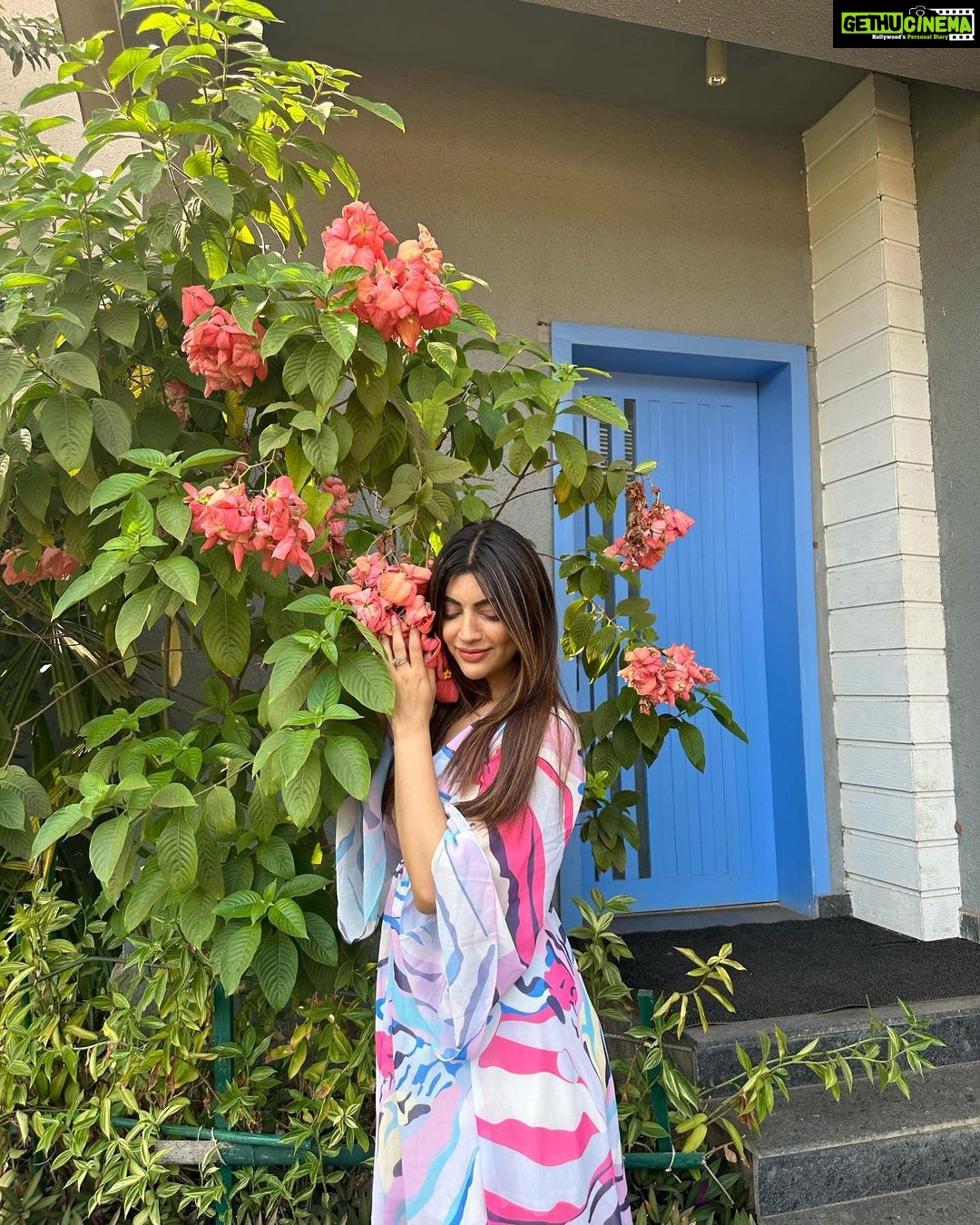 Akanksha Puri Instagram - Blossom like a flower 🌸 . . #happymonday #goodvibes #instagood #instagram #picoftheday #travel #travelphotography #life #lifestyle #fitness #beingme #akankshapuri #❤️
