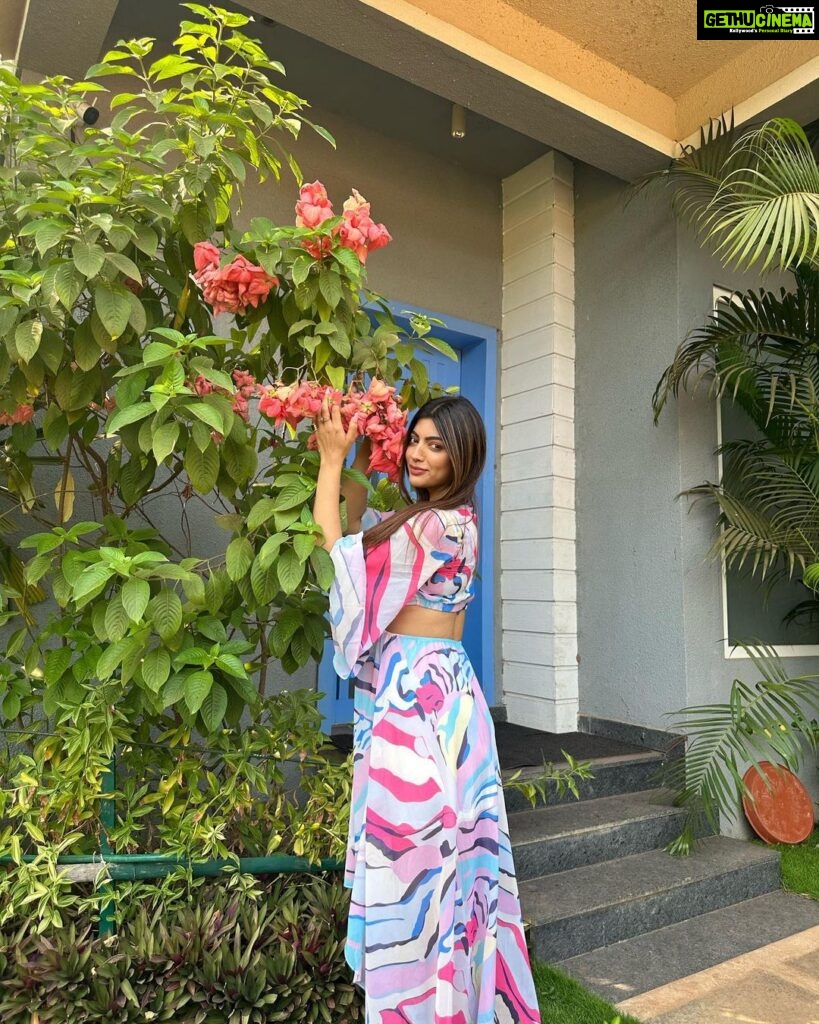 Akanksha Puri Instagram - Blossom like a flower 🌸 . . #happymonday #goodvibes #instagood #instagram #picoftheday #travel #travelphotography #life #lifestyle #fitness #beingme #akankshapuri #❤️