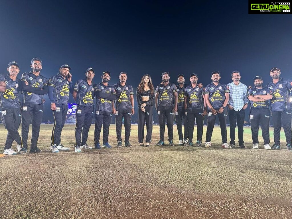 Akanksha Puri Instagram - Thanks #SIPL for this wonderful experience to host this entire cricket series !! Congratulations Delhi Dragons for winning SIPL 🎉🏆 Thanks @shaazintpremierleague @pinnaclecelebs for this amazing initiative !!