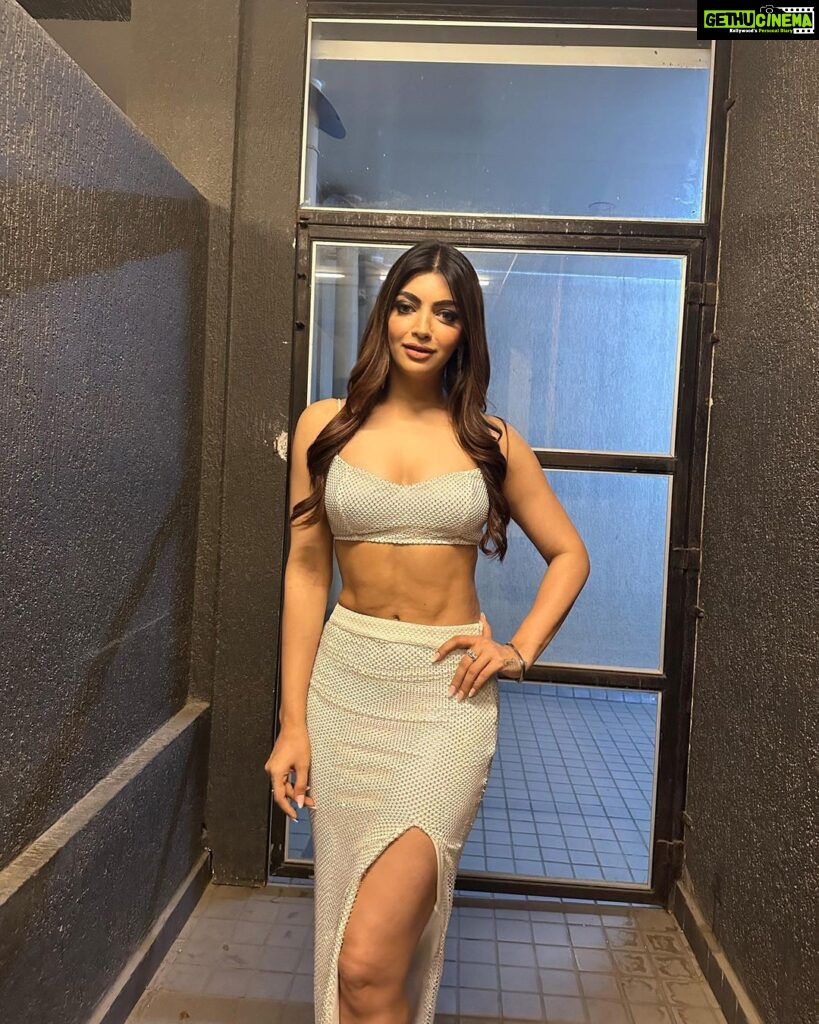 Akanksha Puri Instagram - Sharing some unedited pictures from my recent favourite look ❤️🤩 . . . #style #fashion #iiftaawards #fitness #picoftheday #photooftheday #goodvibes #ootd #prettygirls #music #beingme #akankshapuri #❤️ Styled by @style_byhetvigindra @hetvigindra Outfit @leaclothingco Jewellery @the_jewel_gallery Assisted by @shalu_jaiswani