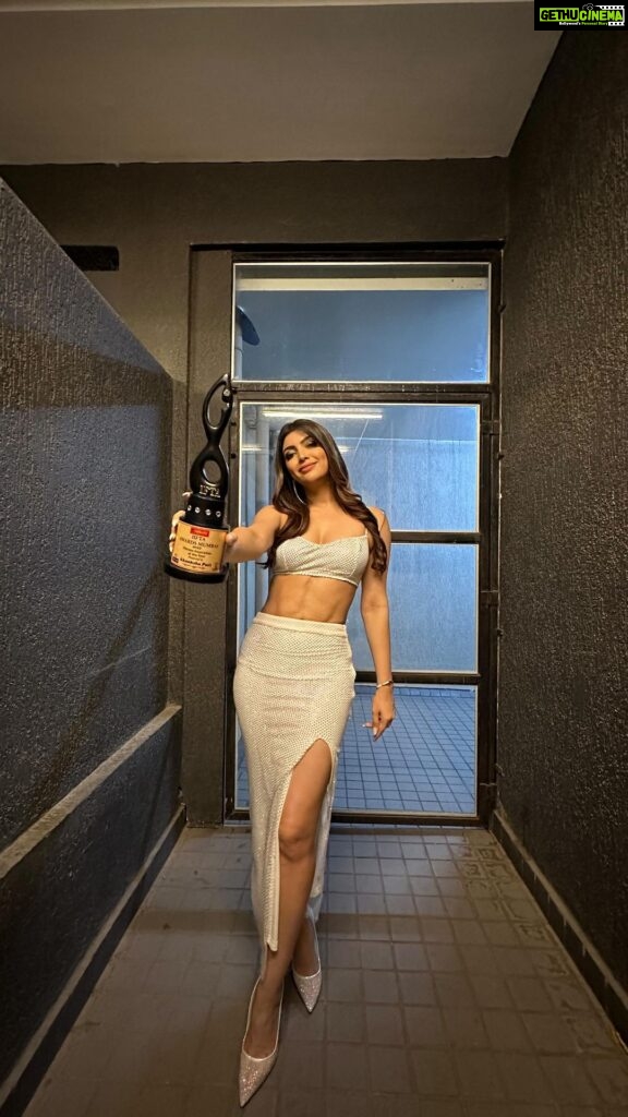 Akanksha Puri Instagram - Pretty girls walk like this 🤩❤️ . . Thanks IIFTA for giving me award for “ Fitness inspiration of the year 2023“ Thanks ❤️ . . #iiftaawards #fitness #reels #reelitfeelit #trending #reelsvideo #prettygirls #music #beingme #akankshapuri #❤️ Styled by @style_byhetvigindra @hetvigindra Outfit @leaclothingco Jewellery @the_jewel_gallery Assisted by @shalu_jaiswani