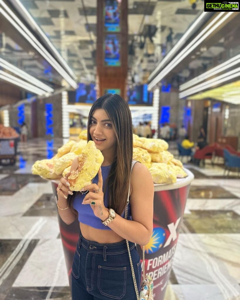 Akanksha Puri Instagram - A Movie without Popcorn is like a Life without smiles 🤩❤️ . . #throwback #movie #cinema #popcorn #inox #smile #love #photooftheday #picoftheday #beingme #akankshapuri #❤️