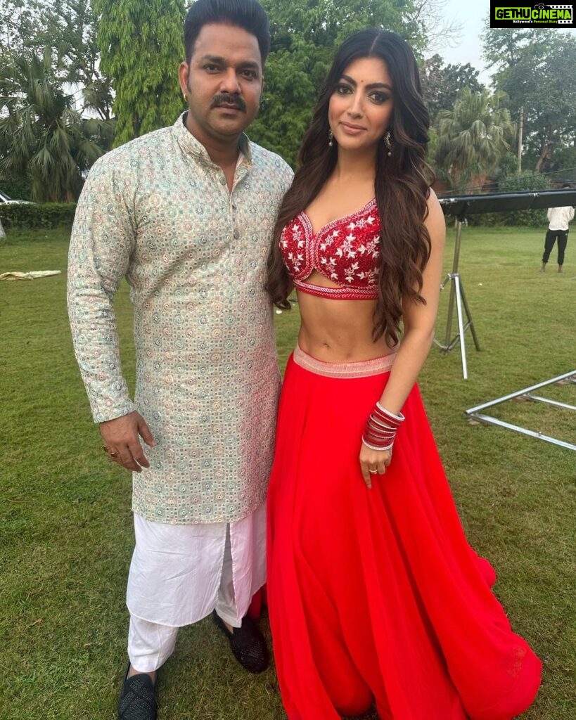 Akanksha Puri Instagram - So happy to shoot for this super romantic and beautiful song with the POWER STAR PAWAN SINGH @singhpawan999 💕 Thanks a lot @tips @tips.bhojpuri for this opportunity!! Can’t wait for the release 🤩❤️
