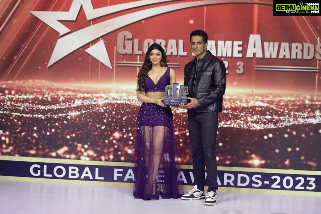 Akanksha Puri Instagram - “ Most Popular Face 2023 “ Thanks @sonu_sood sir 🤩 I am so happy to receive this award from you 🤩 Thanks Global Fame awards for facilitating me with this award #mostpopularface @internationalgloryawards2021 @amrita.rumi12 @globalfameawards2023 @vkonnectstar7 @shimmerentertainment Pic credit @lsd.photography.official Styled by @style_byhetvigindra @hetvigindra Outfit @labelnityabajaj Jewellery @goldenbyree Jewellery PR @mediatribein