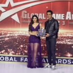 Akanksha Puri Instagram - “ Most Popular Face 2023 “ Thanks @sonu_sood sir 🤩 I am so happy to receive this award from you 🤩 Thanks Global Fame awards for facilitating me with this award #mostpopularface @internationalgloryawards2021 @amrita.rumi12 @globalfameawards2023 @vkonnectstar7 @shimmerentertainment Pic credit @lsd.photography.official Styled by @style_byhetvigindra @hetvigindra Outfit @labelnityabajaj Jewellery @goldenbyree Jewellery PR @mediatribein