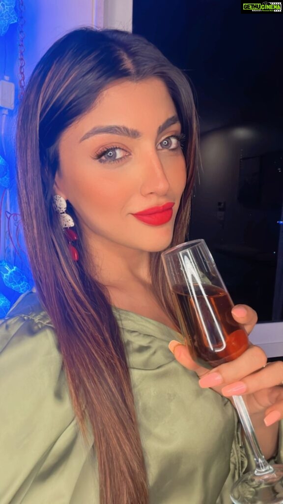 Akanksha Puri Instagram - No Alcohol 🍷 😝 . . #fun #reels #reelsinstagram #reelitfeelit #video #smile #trending #music #instagram #beingme #akankshapuri #❤️