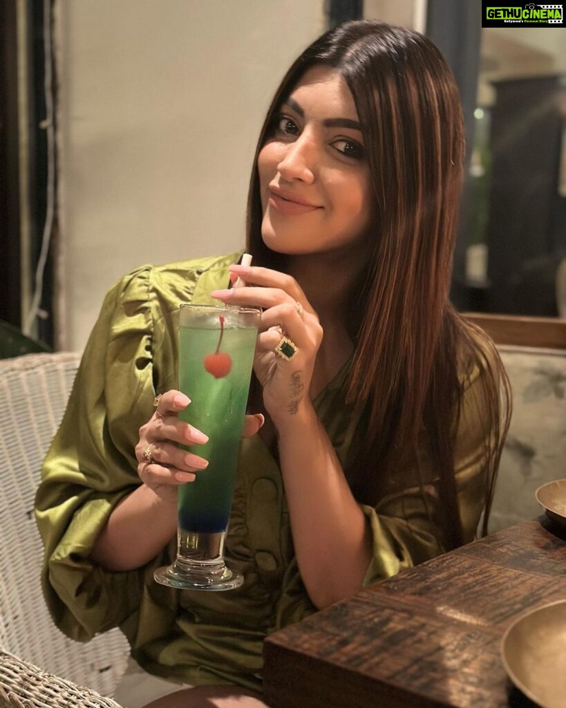 Akanksha Puri Instagram - Taking away your Monday blues with my Greens 🥬 🍹 . . #monday #mondayblues #picoftheday #photooftheday #instagram #instagood #goodvibes #ootd #fashion #style #love #life #beingme #akankshapuri #❤️ . . Beautifully captured by @varun.bagla 📸 Prithvi Theatre