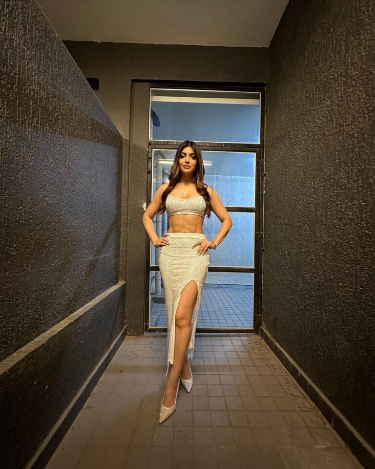 Akanksha Puri Instagram - Sharing some unedited pictures from my recent favourite look ❤️🤩 . . . #style #fashion #iiftaawards #fitness #picoftheday #photooftheday #goodvibes #ootd #prettygirls #music #beingme #akankshapuri #❤️ Styled by @style_byhetvigindra @hetvigindra Outfit @leaclothingco Jewellery @the_jewel_gallery Assisted by @shalu_jaiswani