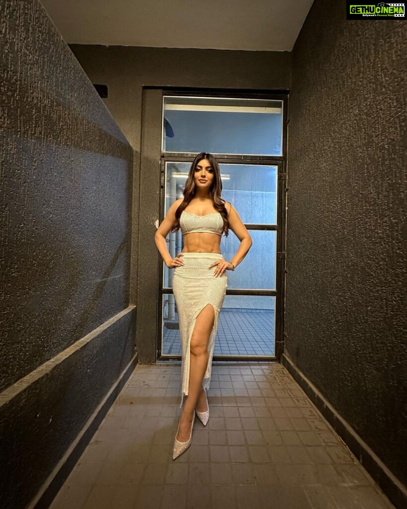 Akanksha Puri Instagram - Sharing some unedited pictures from my recent favourite look ❤️🤩 . . . #style #fashion #iiftaawards #fitness #picoftheday #photooftheday #goodvibes #ootd #prettygirls #music #beingme #akankshapuri #❤️ Styled by @style_byhetvigindra @hetvigindra Outfit @leaclothingco Jewellery @the_jewel_gallery Assisted by @shalu_jaiswani