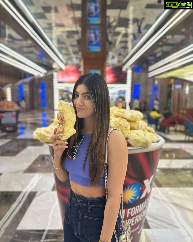 Akanksha Puri Instagram - A Movie without Popcorn is like a Life without smiles 🤩❤️ . . #throwback #movie #cinema #popcorn #inox #smile #love #photooftheday #picoftheday #beingme #akankshapuri #❤️