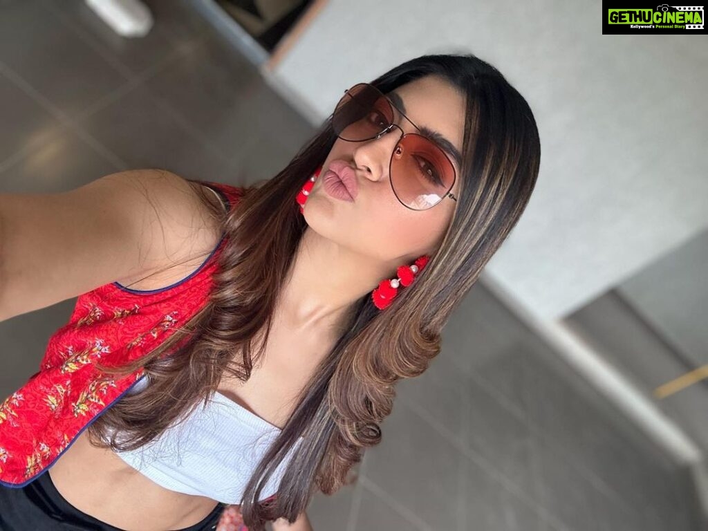 Akanksha Puri Instagram - Goofy or Graceful … Messy or Meticulous… Either way we are beautiful ❤️ . Happy Women’s Day to all the beautiful women out there 💕 . . #goodmorning #morningpost #womensday #8thmarch #instagram #picoftheday #selfie #holi #photooftheday #ootd #goodvibes #happy #love #beingme #akankshapuri #❤️