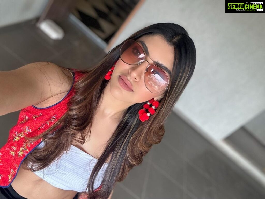 Akanksha Puri Instagram - Goofy or Graceful … Messy or Meticulous… Either way we are beautiful ❤️ . Happy Women’s Day to all the beautiful women out there 💕 . . #goodmorning #morningpost #womensday #8thmarch #instagram #picoftheday #selfie #holi #photooftheday #ootd #goodvibes #happy #love #beingme #akankshapuri #❤️