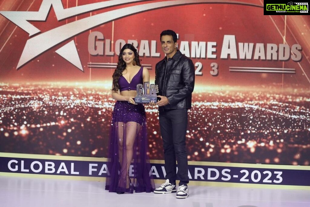 Akanksha Puri Instagram - “ Most Popular Face 2023 “ Thanks @sonu_sood sir 🤩 I am so happy to receive this award from you 🤩 Thanks Global Fame awards for facilitating me with this award #mostpopularface @internationalgloryawards2021 @amrita.rumi12 @globalfameawards2023 @vkonnectstar7 @shimmerentertainment Pic credit @lsd.photography.official Styled by @style_byhetvigindra @hetvigindra Outfit @labelnityabajaj Jewellery @goldenbyree Jewellery PR @mediatribein