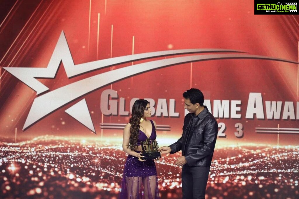 Akanksha Puri Instagram - “ Most Popular Face 2023 “ Thanks @sonu_sood sir 🤩 I am so happy to receive this award from you 🤩 Thanks Global Fame awards for facilitating me with this award #mostpopularface @internationalgloryawards2021 @amrita.rumi12 @globalfameawards2023 @vkonnectstar7 @shimmerentertainment Pic credit @lsd.photography.official Styled by @style_byhetvigindra @hetvigindra Outfit @labelnityabajaj Jewellery @goldenbyree Jewellery PR @mediatribein