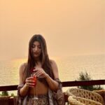 Akanksha Puri Instagram - Atleast my drink has a Red Rose 🌹😝 “Happy Valentines Day” ❤️. Location: @ivoryy.goa . . [Specially to all who r enjoying single hood like me 😝😜] #happyvalentinesday #14february #single #singlehood #goodvibes #instagram #instagood #instadaily #ootd #picoftheday #photooftheday #fashion #style #fitness #love #life #beingme #akankshapuri #❤️