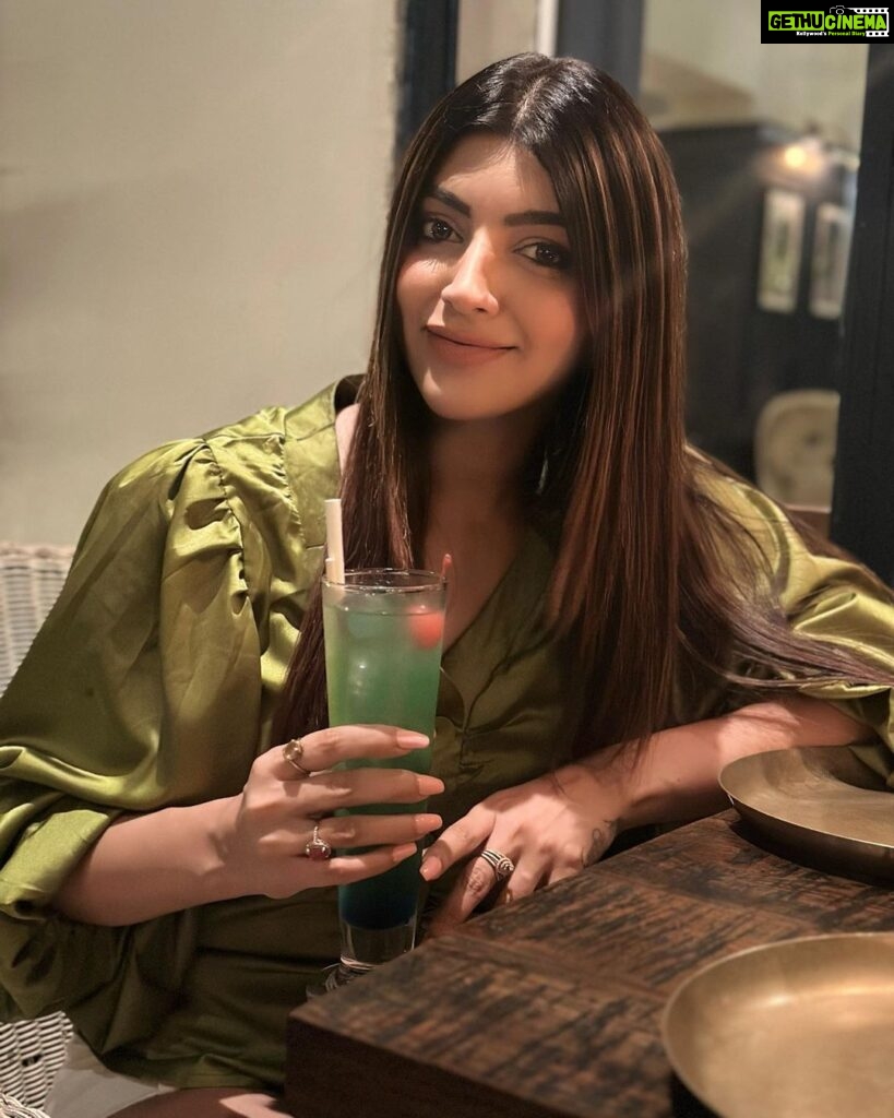 Akanksha Puri Instagram - Taking away your Monday blues with my Greens 🥬 🍹 . . #monday #mondayblues #picoftheday #photooftheday #instagram #instagood #goodvibes #ootd #fashion #style #love #life #beingme #akankshapuri #❤️ . . Beautifully captured by @varun.bagla 📸 Prithvi Theatre