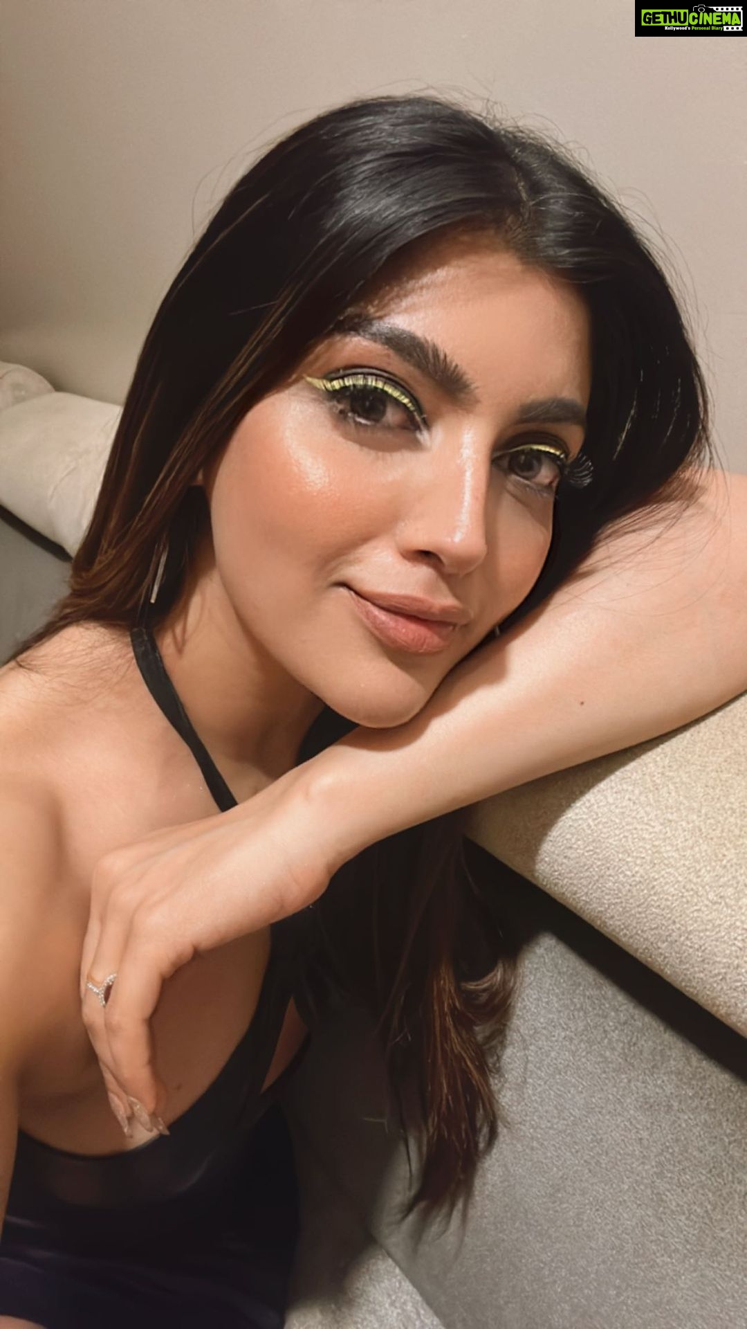 Akanksha Puri Instagram - Pakki pakki β€οΈ . . Flaunting my neon liner nothing else π Make up by super talented @akanksha8000 π . #reels #reelsinstagram #reelitfeelit #instagood #instadaily #love #song #video #trending #beingme #akankshapuri #β€οΈ