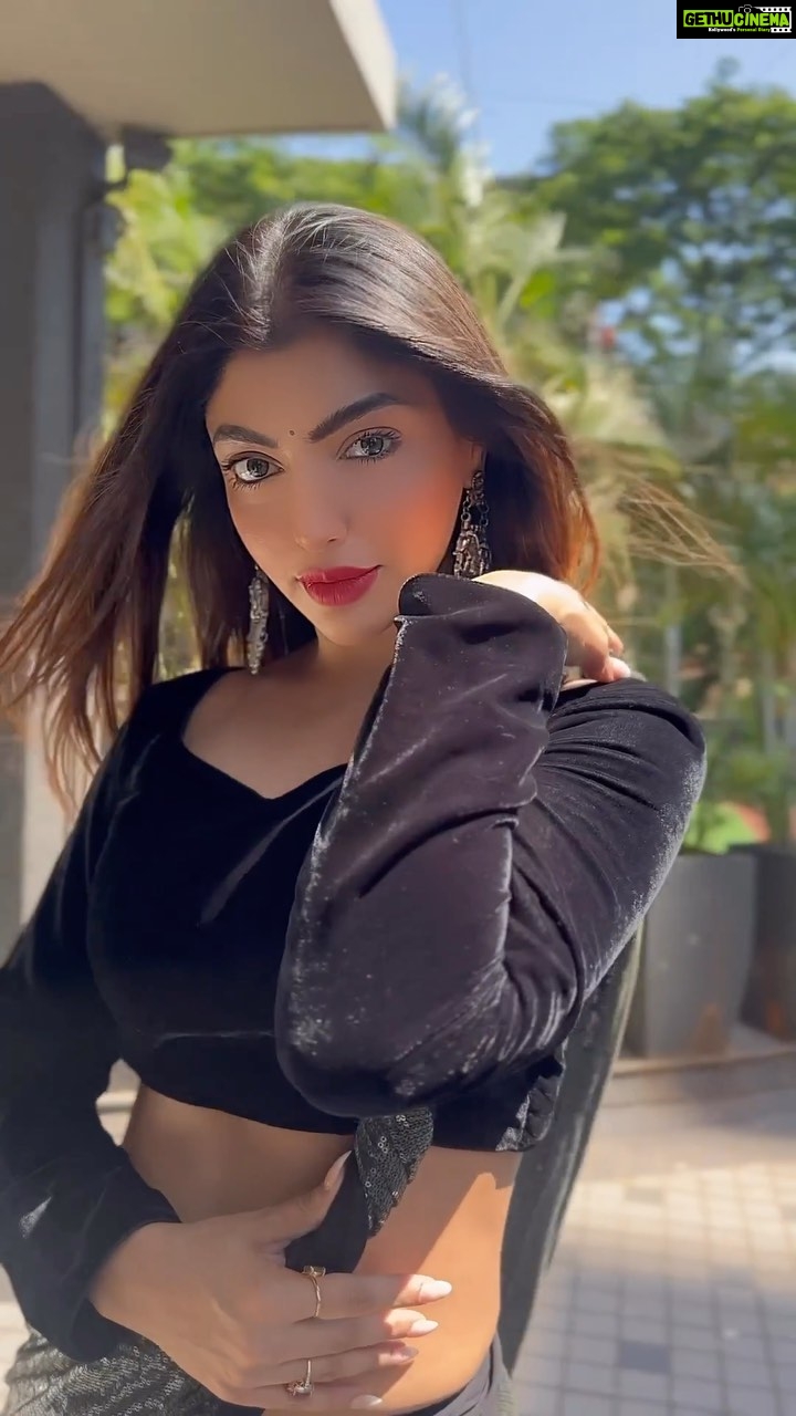 Akanksha Puri Instagram - Naino waale ne π₯π . . #reelitfeelit #reelsinstagram #video #trendingreels #music #nainowalene #madhushala #song #reels #fashion #fitness #love #life #beingme #akankshapuri #β€οΈ Outfit @theoneminutesaree