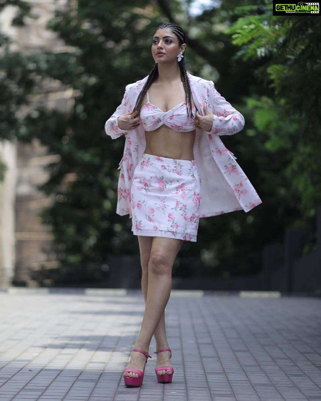 Akanksha Puri Instagram - Fit and Fabulous 😎❤️ . . #instagood #goodmorning #ootd #morningpost #picoftheday #photooftheday #fashion #style #lifestyle #love #happy #beingme #akankshapuri #❤️ . . Pic credit @lsd.photography.official Blazer set by - @papzclothing Jewel by - @anantayabymani Styled by - @styleitupwithraavi