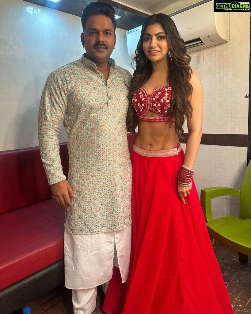 Akanksha Puri Instagram - So happy to shoot for this super romantic and beautiful song with the POWER STAR PAWAN SINGH @singhpawan999 💕 Thanks a lot @tips @tips.bhojpuri for this opportunity!! Can’t wait for the release 🤩❤️