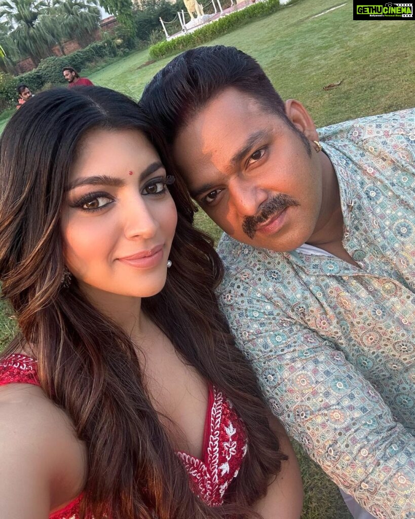 Akanksha Puri Instagram - So happy to shoot for this super romantic and beautiful song with the POWER STAR PAWAN SINGH @singhpawan999 💕 Thanks a lot @tips @tips.bhojpuri for this opportunity!! Can’t wait for the release 🤩❤️