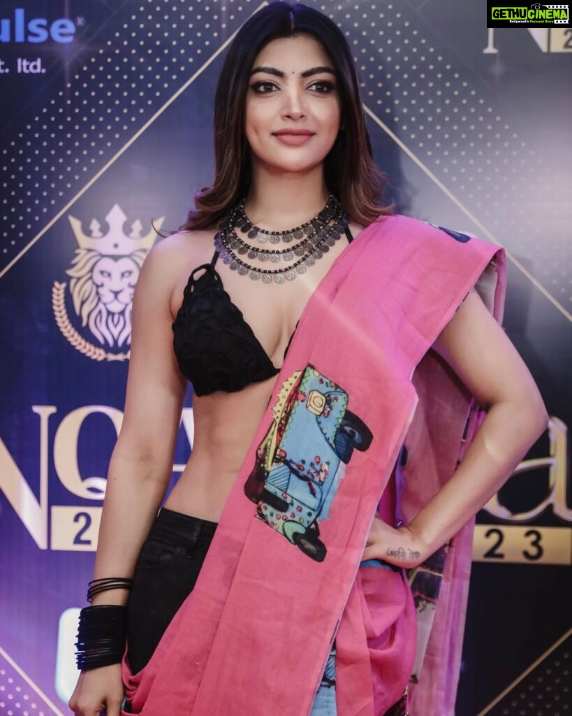 Akanksha Puri Instagram - Thanks #nationalqualityawards2023 for facilitating me with “ Shining Reality star of the year “ Thanks everyone for you love and support ❤️ . . Beautiful Rickshaw 🛺 print saree by @shubhadesign @mullickpunam dedicated to all Mumbai Rickshaw waala’s for there constant hardwork and making our life easy !! It’s my token of love from all Mumbaikars to all Mumbai Rickshaw waala 🛺 !! We love you all ❤️