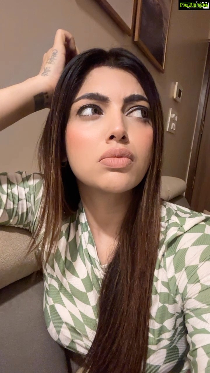 Akanksha Puri Instagram - Garmiiiiiiiiiiiiiii 🥵🤬 . . #reels #reelsinstagram #reelitfeelit #mumbai #heat #summer #trending #fun #beingme #akankshapuri #❤️