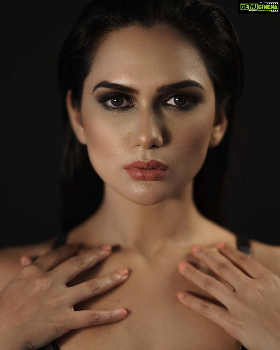 Akansha Chamola Instagram - The art of portrait photography shot by @vivanbhathena_official πΈ@vivanbhathena_official π@tejasshahmakeuporiginal πββοΈ@hairstylist_jennny . . . . . . . . . . . . . . . . . . . .. . . . . . . . . #portraits #beautyshoot #portraitphotography #portraitsdaily #photoshootideas #headshots #aestheticedit #portraitmood #portfolioshoot #portraitinspiration #makeup #instamakeup #instahair #instalook #instaeyes #lookbook #instaface #stylegram #styleinspo #strongisbeautiful #strongwomenquotes #lioness #strongvibes