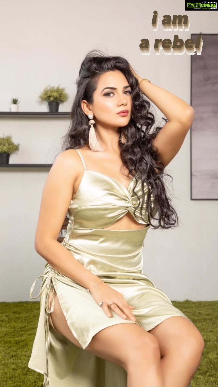 Akansha Chamola Instagram - Happy weekend Instafam💕 📸 @artographybysagar Hmua @nikksmakeupartist @nikksmua . . . . . . . . . . . . . . . . . . . #reels #trendingreels #instamood #funnyreels #reelkarofeelkaro #fashionreels #instahair #instafashion #instalook #instamakeup #photoshootideas #lookbook #fashiongram #curvyfashion #curvyconfidence #curvesarebeautiful