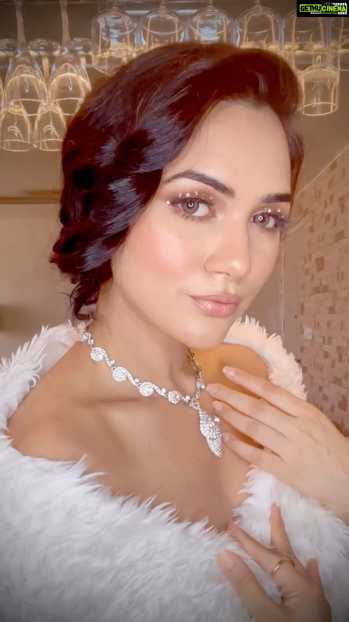 Akansha Chamola Instagram - self obsession ki dukaan 🙃🙃🙃😜 … . . . . . . . . . . . . . . . . . . . . . . . . #selflove #selfcare #reelsinstagram #trendingreels #reelsindia #reelgram #reelitfeelit #wakeupandmakeup #makeuplover #instahair #instamakeup #glammakeup #lookbook #makeupideas #reelideas #glowup