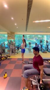 Akansha Chamola Instagram - For all the dedicated gym lovers..😬.. focus is the key.. 😂🤪 . . Btw @marinakuwar thanks for helping out akanksha n me in making this funny reel…👍😃. . #gauravkhanna #akankshakhanna #instareels #reelkarofeelkaro #funnyreels #gymreels #workout #gymgoers #fastlearner #dedication #funny