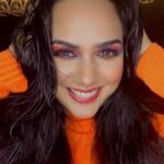 Akansha Chamola Instagram - how i behave normally v/s how i behave while posing 😝 . . . . . . . . . . . . . . . . . . . . . . . . . . #weekendvibes #instalike #instapic #instamakeup #instahair #prettygirls #orangeeyeshadow #colourpop #wakeupandmakeup #makeuplover #lookbook #fashiondiaries #makeupideas #wethairlook #happy #instalove #trending