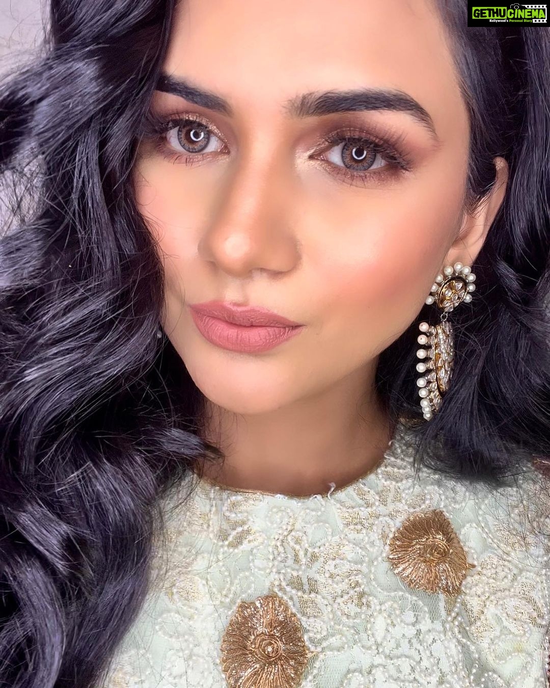 Akansha Chamola Instagram - The art of eye contact …….. contact lenses ….. Makeup and hair styling 😃…….. . . . . . . . . . . . . . . . . . . . . . . . . . . #instalook #instamakeup #nudemakeup #instapretty #bridalmakeup #lookbook #desilook #ethnicwear #bridalfashion #fashiondiaries #instadaily #prettygirls #instahair #blackhairstyles #instaeyes