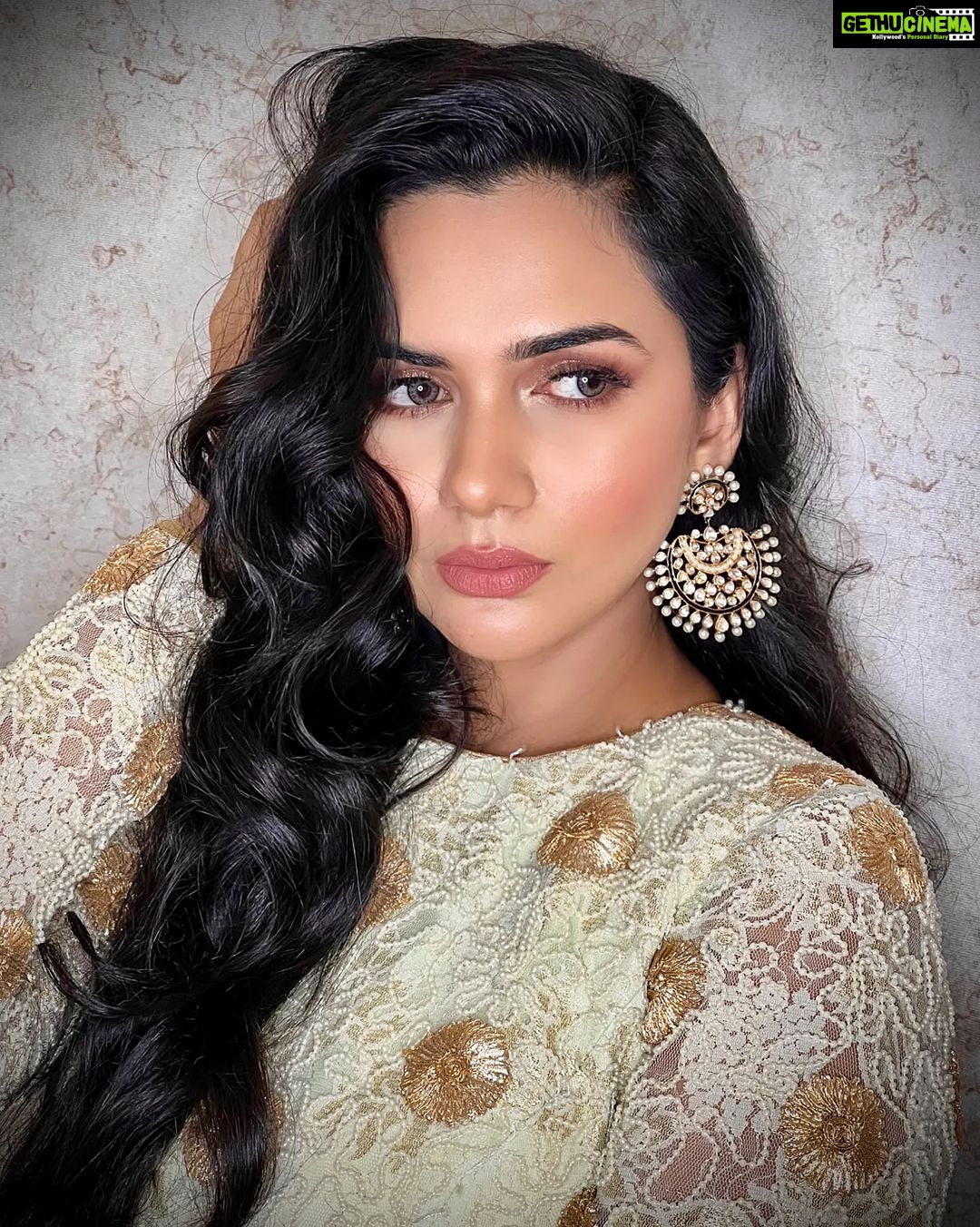Akansha Chamola Instagram - Nude Lipstick are always in trend💫 dolled up this gorgeous @akankshagkhanna 💞 #indianlook . . #nikksmakeup #nikksmakeupartist #makeup #artist #akankshakhanna #Makeupartistworldwide #mua #celebshoot #makeuptransformation #bridalmakeup #bridallook #Makeuplooks #explorepage #Indianbride #Luxurywedding #makeupartistry #celebritymua Malad West
