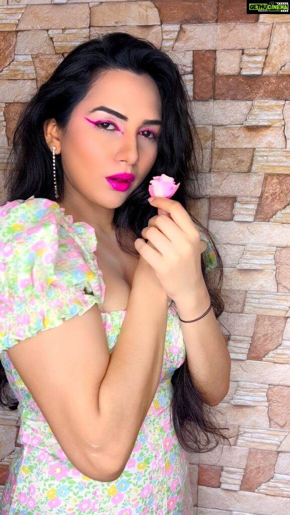 Akansha Chamola Instagram - PINK is what makes me sway 💖…….. . . . . . . . . . . . . . . . . . . . #trending #transitionreels #transition #reelsinstagram #makeuptransformation #reelsindia #selflove #pinkmakeup #lookbook #fashionreels #reelgram #instagood #instagirls #sway