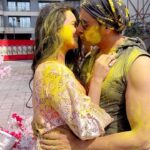 Akansha Chamola Instagram - मेरी जान …मेरी जान ….मेरी जान…… . . . . . . . . . . . . . . . . . . . . . . . . . . #holi #holireels #holihai #indianfestival #happyholi #holireels #trending #foryou #couplereels #romance #bollywoodsongs #couplegoals #marriedlife #couplelove #love #kisses #lovereels #reelkarofeelkaro #colorful