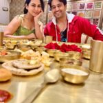 Akansha Chamola Instagram – INternet was down for a couple of hours ; so spent some time with Family , they seem like GOOD PEOPLE 😜……..
And good people should be taken out for great lunch outings 🥗🥗
#family #lunchout #maharajabhog #indianfood #thali #indianthali