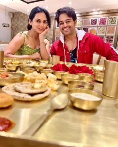 Akansha Chamola Instagram - INternet was down for a couple of hours ; so spent some time with Family , they seem like GOOD PEOPLE 😜……..
And good people should be taken out for great lunch outings 🥗🥗 

#family #lunchout #maharajabhog #indianfood #thali #indianthali