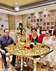 Akansha Chamola Instagram - INternet was down for a couple of hours ; so spent some time with Family , they seem like GOOD PEOPLE 😜……..
And good people should be taken out for great lunch outings 🥗🥗 

#family #lunchout #maharajabhog #indianfood #thali #indianthali