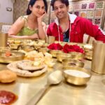 Akansha Chamola Instagram – INternet was down for a couple of hours ; so spent some time with Family , they seem like GOOD PEOPLE 😜……..
And good people should be taken out for great lunch outings 🥗🥗 

#family #lunchout #maharajabhog #indianfood #thali #indianthali