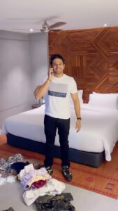 Akansha Chamola Instagram - Patnivrata Pati... kya aapke pati bhi aisein hain kya ...?? 
.
.
.
.
.
.
.
.
.
#gauravkhanna #anujkapadia #akankshagkhanna #Mr&MrsKhanna #couplegoals #reelkarofeelkaro #marriedlife #lovemarriage #instareels #couplefashion #couplestyles #husbandtraining #wifeisalwaysright