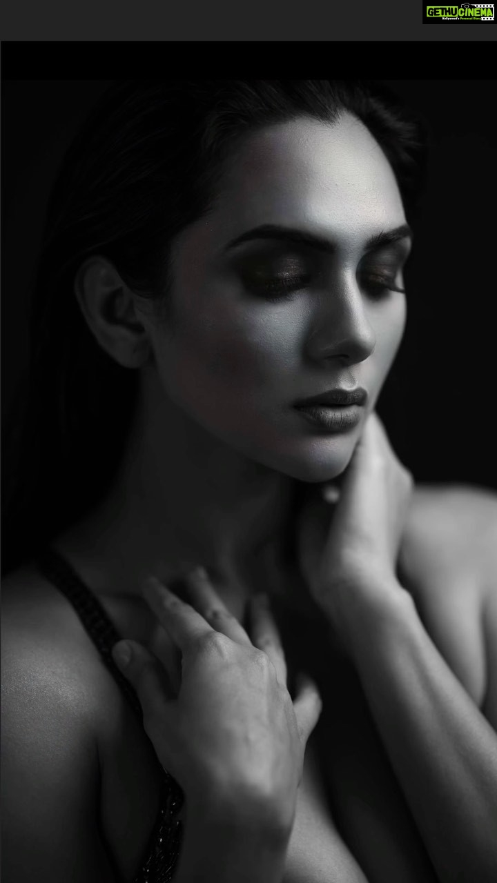 Akansha Chamola Instagram - let’s #throwback to those #throwbackvibes …….. 📸 @vivanbhathena_official 💄 @tejasshahmakeuporiginal #photoshoot #fashionphotography #reelsinstagram #reelsindia #reelitfeelit #fashionreels #instamakeup #instalook #instahair #photoshootideas #photoediting #glammakeup #glamlook #fashiondiaries #throwback2021 #videoediting #foryou #aestheticedits