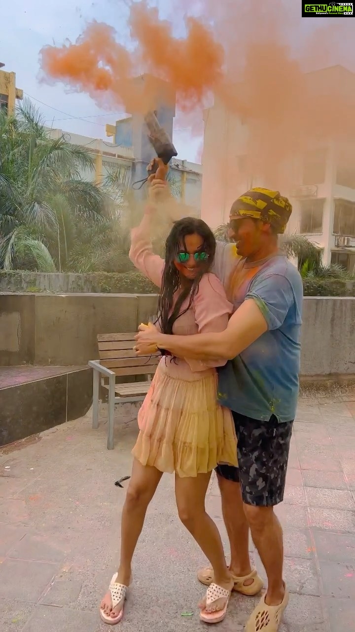Akansha Chamola Instagram - रंग सारी गुलाबी………….. . . Thankyou @esshanya_s_maheshwari for shooting us while i mercilessly kept dragging u everytime🫣🫣 . . . . . . . . . . . . . . . . . . . . #holi #holifestival #colors_of_day #reelsinstagram #reelgram #reelindia #couplegram #couplegoals #couplefashion #couplestyle #fashiongram #couplereels #romance #bollywoodhot #bollywoodsongs #trending #foryou #happycouple #cutereels #marriagevibes #marriagegoals #happyday #indiangirls #indianfestival #rang #gulabi #desi