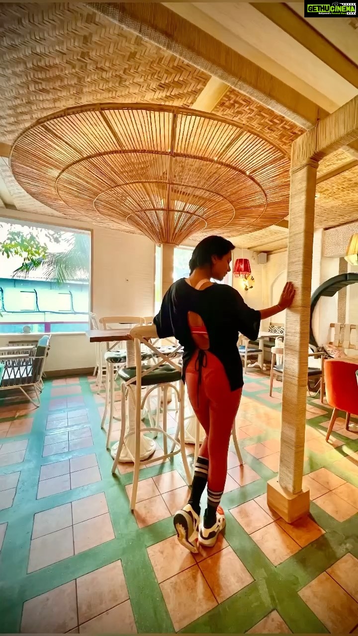 Akansha Chamola Instagram - saturday morning be like ……… yoga on the beach 🧘♀️ breakfast at @bayleafcafejuhu 🥞 ☕️ vegan friendly food🌱 . . . . . . . . . . . . . . . . . . . . #reelsinstagram #reelsindia #saturdaze #café #morningvibes #saturdays #happyweekend #travelreels #cafevibes #ambiente #mumbai #mumbaidiaries #early #chasinglight #reelkarofeelkaro #trendingaudio #trendingreels