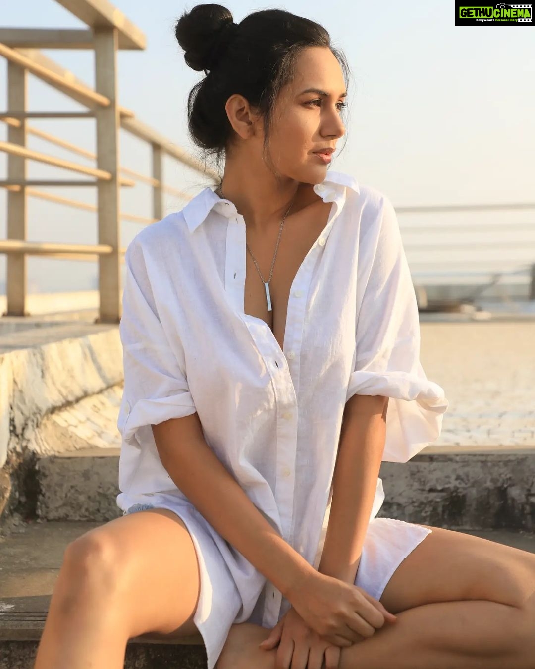 Akansha Chamola Instagram - 🌞Sunkissed🌞 . . . . . . . . . . . . . . . . . . . . .. . . . . . . . . .. .. .. . . . . . . . . . . . . #instaeyes #instasunday #sunkissedsundays #happyday #blessed #instaportrait #instaphotography #photoshoots #whiteshirt #instafeel #mood #peace #photoshootideas #foryou #instapretty #instame #instadaily #messybun #life #lifestyle #instagirls #instahair #instalook