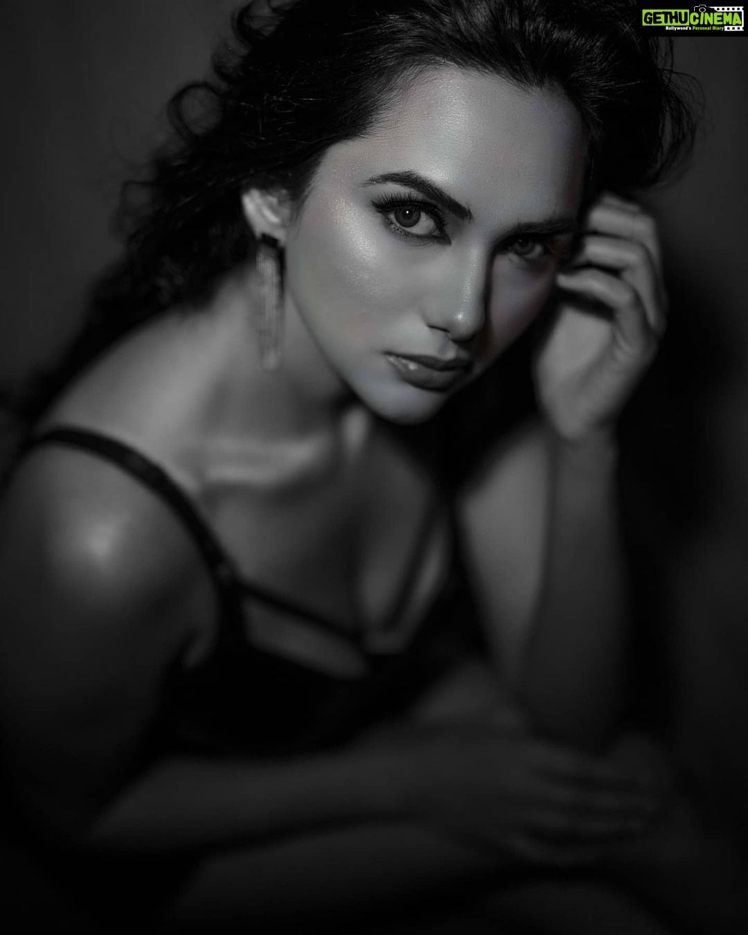 Akansha Chamola Instagram - ♠️♠️♠️ 📸@vivanbhathena_official 💄@tejasshahmakeuporiginal 💇♀️@hairstylist_jennny . . . . . . . . .. . ... . . . . .. . . . #bnwportraits #blackandwhite #portraitphotography #photooftheday #photoshootideas #photoshoot #pictureperfect #fashionphotography #fashiondiaries #lookbook #portfolioshoot #portraitsdaily #portraitinspiration #instaeyes #instalook #stylegram #instagirls💋 #trending #lit #instamood #sensuelle
