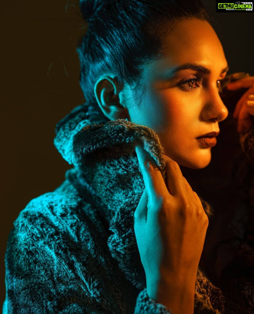 Akansha Chamola Instagram - 🧡 stimulation🧡 📸@vivanbhathena_official 💄@tejasshahmakeuporiginal 💇♀️@hairstylist_jennny . . . . . . . . . . . . ..... . . . . . . ... . . #goldenconfidence #photooftheday #portraitsdaily #portraitphotography #photoshoots #photoshootideas #outfitideas #stylegram #styleinspo #instalook #instacool #instamakeup #instahair #instaeyes #lookbook #instaface #hairbunstyle #newpost #trending #foryoupage #strongwoman #strongisbeautiful