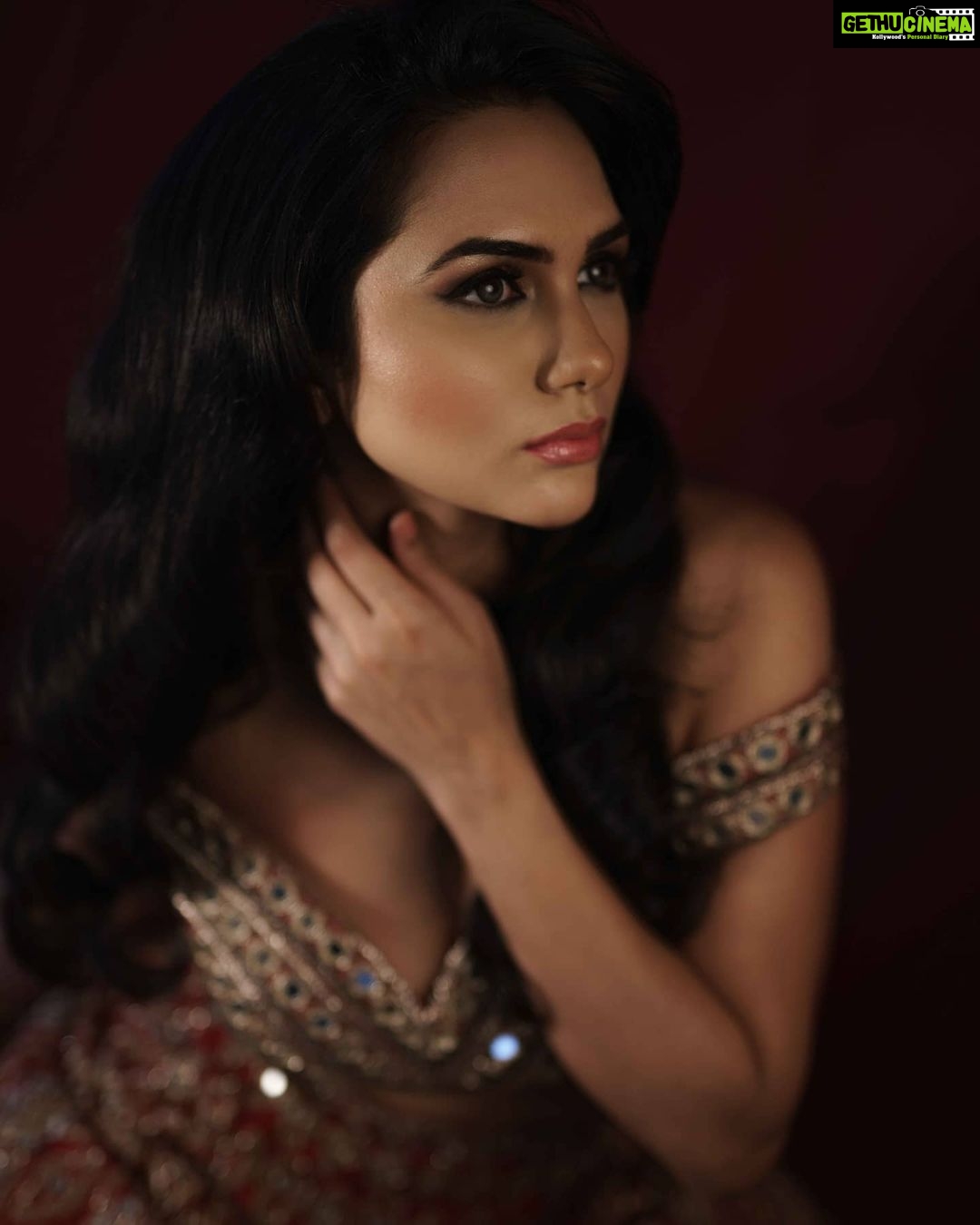 Akansha Chamola Instagram - β¨ Dreamlike β¨ πΈ@vivanbhathena_official π@tejasshahmakeuporiginal πββοΈ@hairstylist_jennny π@riwaaya.official . . . . . . . . . .. . . . .. . . . . . . . . . . .. . .. . . #portraitphotography #portraitsdaily #portfolioshoot #instaface #instame #instahair #instamakeup #lookbook #fashiondiaries #bridalmakeup #bridesofinstagram #gramfam #beautyshot #beautyportraits #morningpost #photoshootideas #instalook #foryou #trending #outfitinspo #pictureoftheday