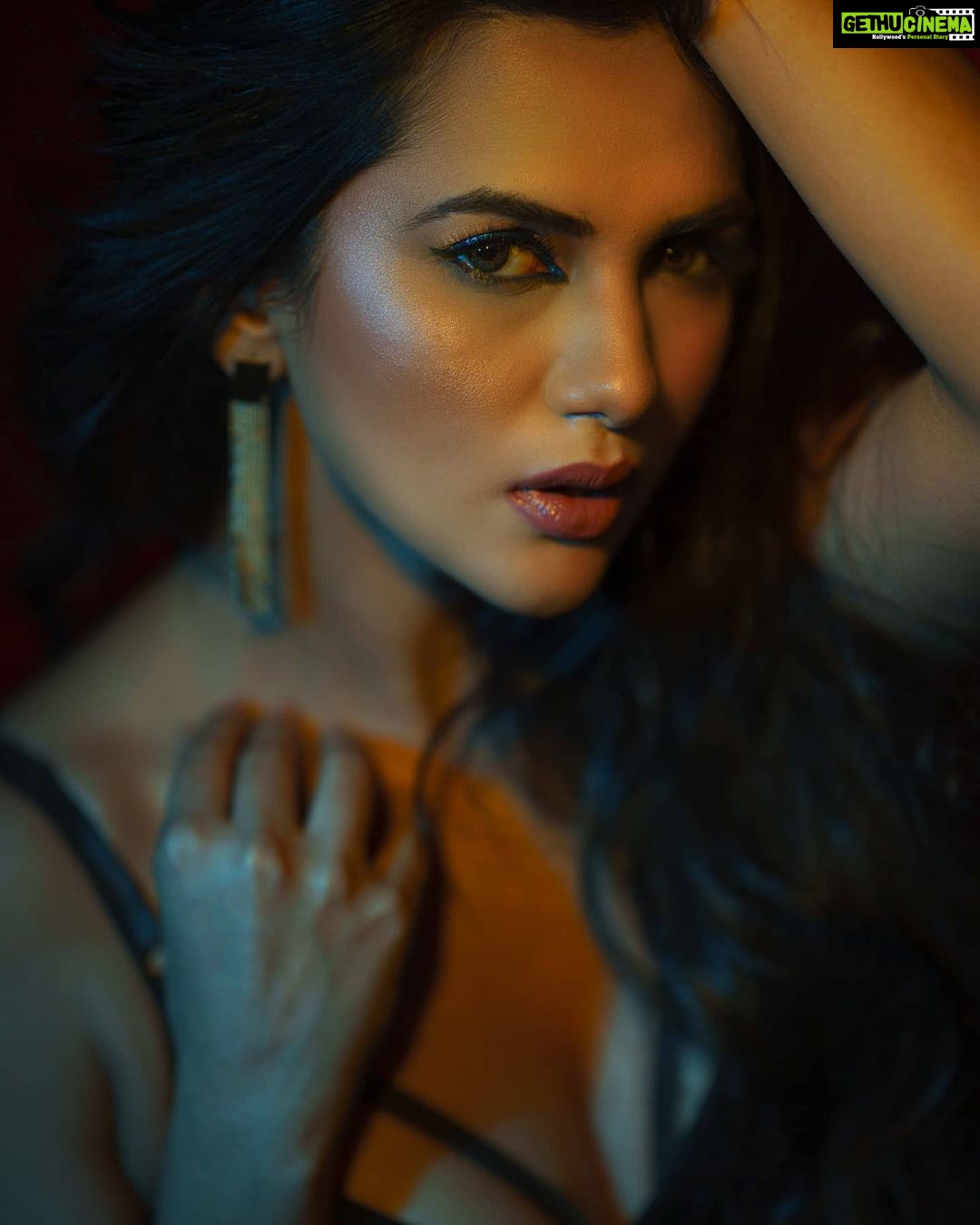 Akansha Chamola Instagram - Twilight feels ........ πΈ@vivanbhathena_official π@tejasshahmakeuporiginal πββοΈ@hairstylist_jennny . . . . . . . . . . . . . . . . . . . . . . .. . . . . . . #instaface #instalook #weekendvibes #fashionphotography #fashiondiaries #fashionportrait #lookbook #ootd #photooftheday #instamakeup #instaeyes #prettygirls #sassy #lit #slay #trending #happyday #weekendmood #twilight #tweegram #instadaily #portraitsdaily #photoshootideas #photoshoot #styleinspo #me