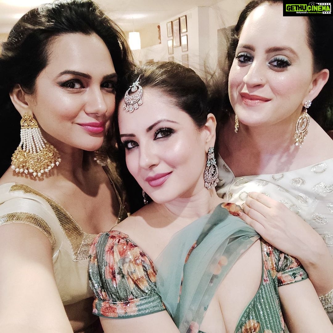 Akansha Chamola Instagram - A wedding worth remembering... @banerjeepuja ❤️ @kunalrverma . . . . . . . . . . . . . . . . . .. . . . . #destinationwedding #goa #weddingphotography #partygoals #squadgoals #friends #beach #indianwedding #crazynights